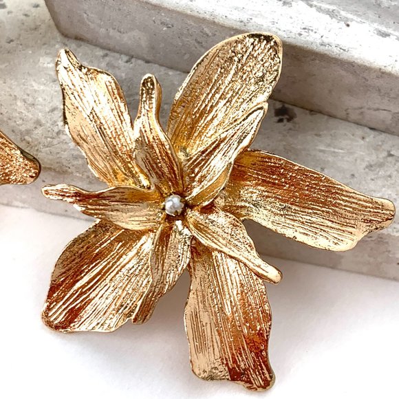 New ~ Anthropologie Pearl Flower Earrings - Picture 6 of 10